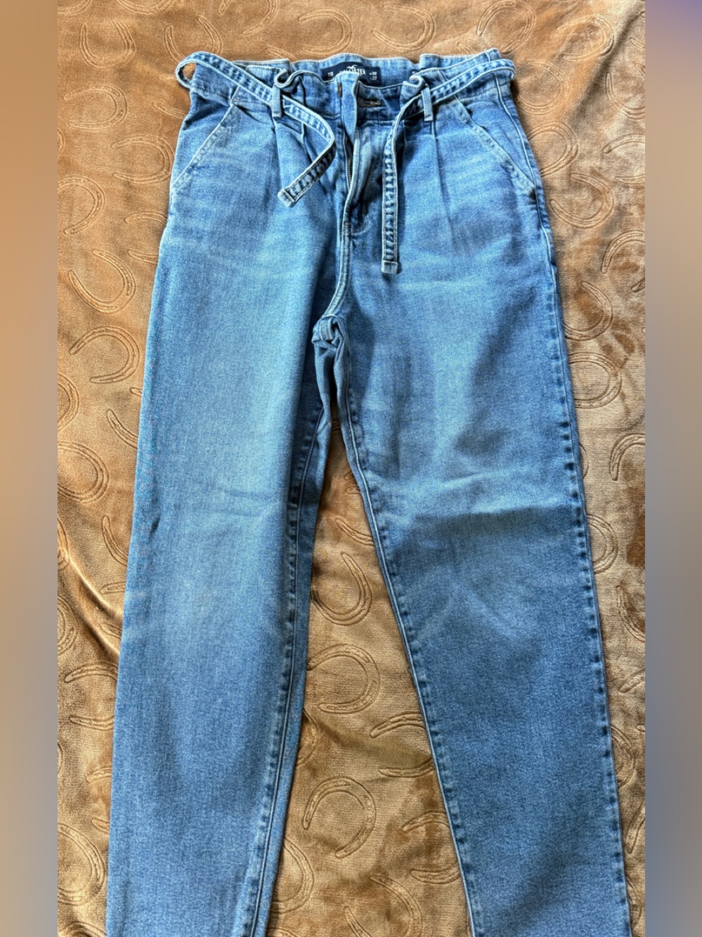 Hollister High-Rise Paperbag Straight Jeans in Medium Blue